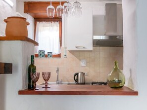 Mikrobølgeovn, ovn og høy barnestol