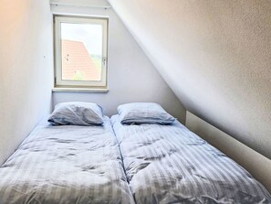 4 bedrooms, travel crib, free WiFi