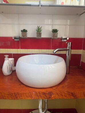 Bruser, hårtørrer, bidet, håndklæder