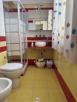 Dusche, Haartrockner, Bidet, Handtücher