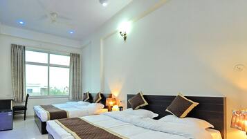 Superior vierpersoonskamer | Een bureau, gratis wifi