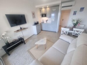 TV - Lovely flat with sea view and parking on Av 83 (ROSES)