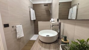 A modern bathroom with a round sink, a shower, and a mirror. - VV LAS ARENAS Renovated Apartment in Puerto de la Cruz (Puerto de la Cruz)