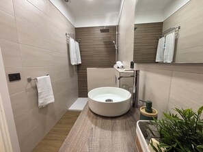 Een haardroger, handdoeken, zeep, toiletpapier