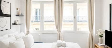 Huoneisto, näköala pihalle | Oleskelualue | 80–senttinen äly-TV, jossa digitaalikanavat