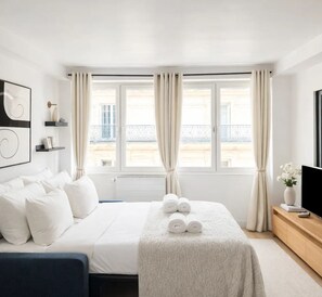 Leilighet, bakgårdsutsikt | Oppholdsområde | En 80-centimeters smart-TV med digitale kanaler