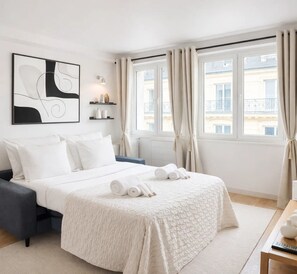 Apartment, Blick auf den Innenhof | Wohnbereich | 80-cm-Smart-TV mit Digitalempfang