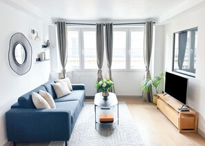 公寓, 庭園景觀 | 起居區 | 80-公分智慧型電視，提供數位頻道