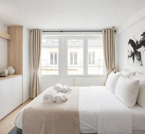 Leilighet, bakgårdsutsikt | Strykejern/-brett, reiseseng for barn, wi-fi (inkludert) og sengetøy