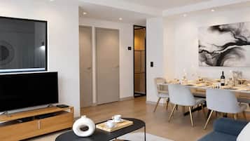 Leilighet, bakgårdsutsikt | Oppholdsområde | En 80-centimeters smart-TV med digitale kanaler