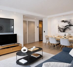 Apartment, Blick auf den Innenhof | Wohnbereich | 80-cm-Smart-TV mit Digitalempfang