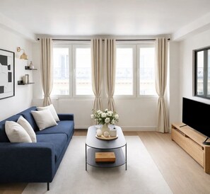 Apartament, vistes al pati | Sala d'estar | Televisor intel·ligent de 80 cm amb canals digitals 