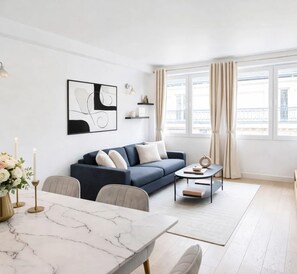 Lejlighed - udsigt til gårdsplads | Opholdsområde | 80-centimeters smart-tv med digitale kanaler