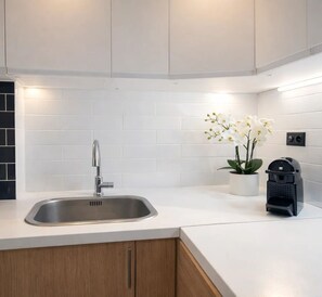 公寓, 庭園景 | 私人廚房 | 特濃咖啡機、電熱水壺、多士爐、冰箱