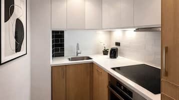 Apartamento, vista para o pátio | Cozinha privada | Máquina de café expresso, chaleira elétrica, torradeira, freezer