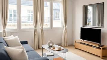 Appartamento, vista cortile | Area soggiorno | Smart TV 80 cm con canali digitali