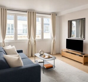 Leilighet, bakgårdsutsikt | Oppholdsområde | En 80-centimeters smart-TV med digitale kanaler