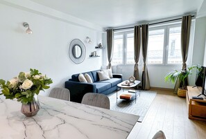 Appartement, vue cour intérieure | Vue de la chambre