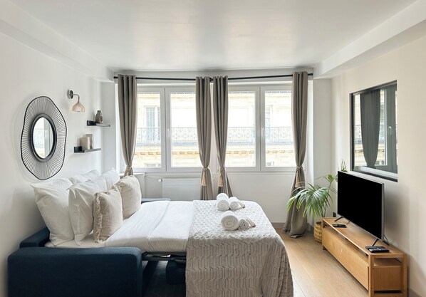 Appartement, vue cour intérieure | Coin séjour | TV connectée de 80 cm avec chaînes numériques