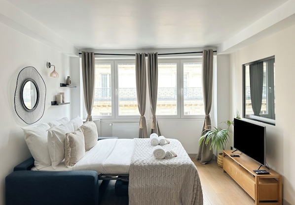 Appartement, vue cour intérieure | Coin séjour | TV connectée de 80 cm avec chaînes numériques