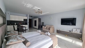 Escritorio y espacio para trabajar con laptop 