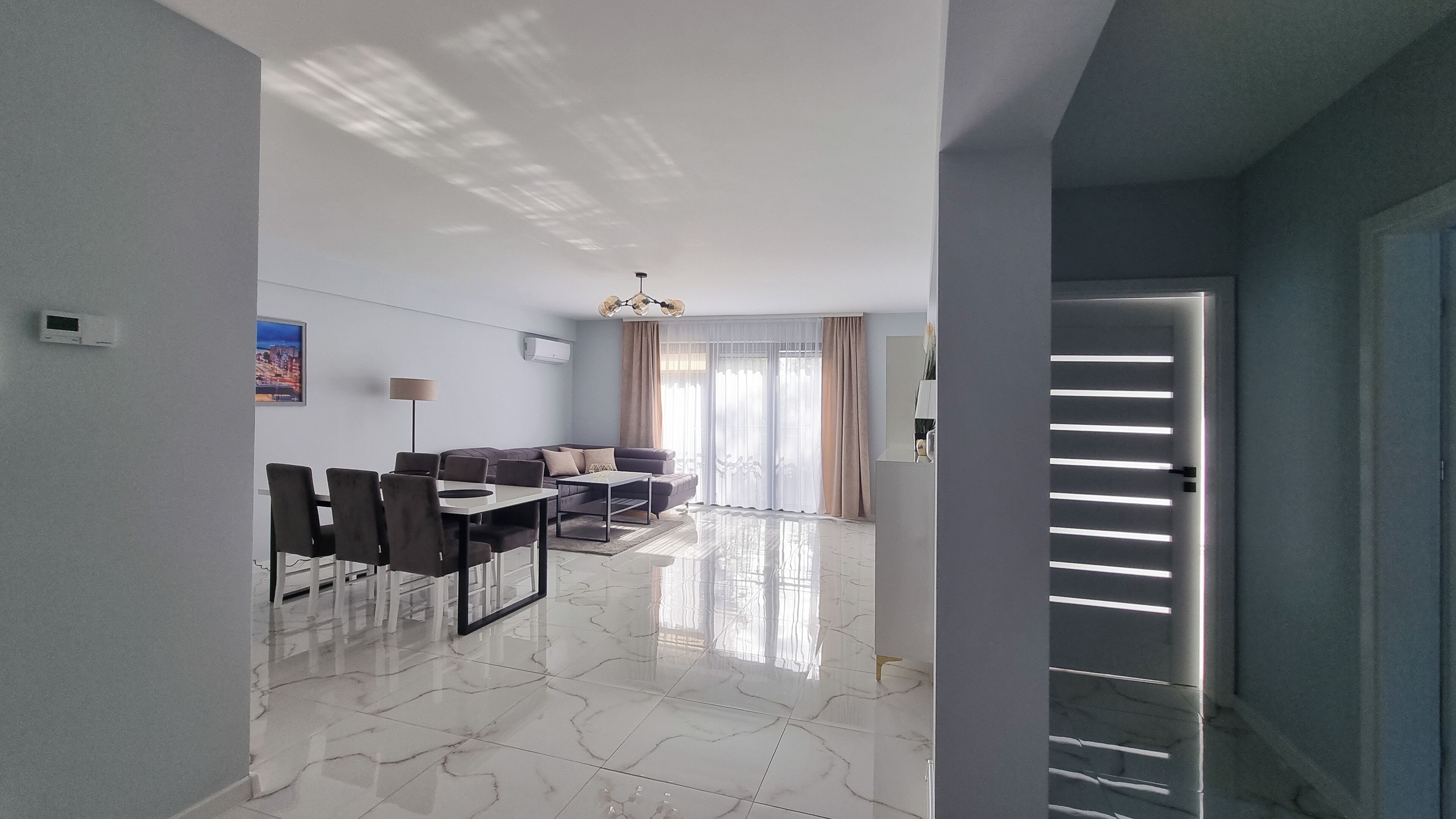 Deluxe-huoneisto, parveke | Työpöytä, kannettavalle tietokoneelle sopiva työtila