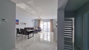 Bureau, espace de travail pour ordinateur portable