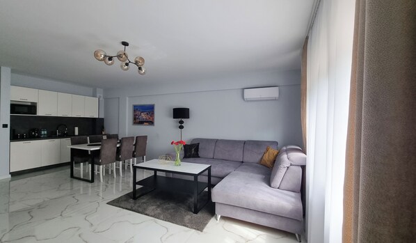 Escritorio y espacio para trabajar con laptop 