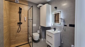 Ducha, secador de pelo, toallas, papel higiénico