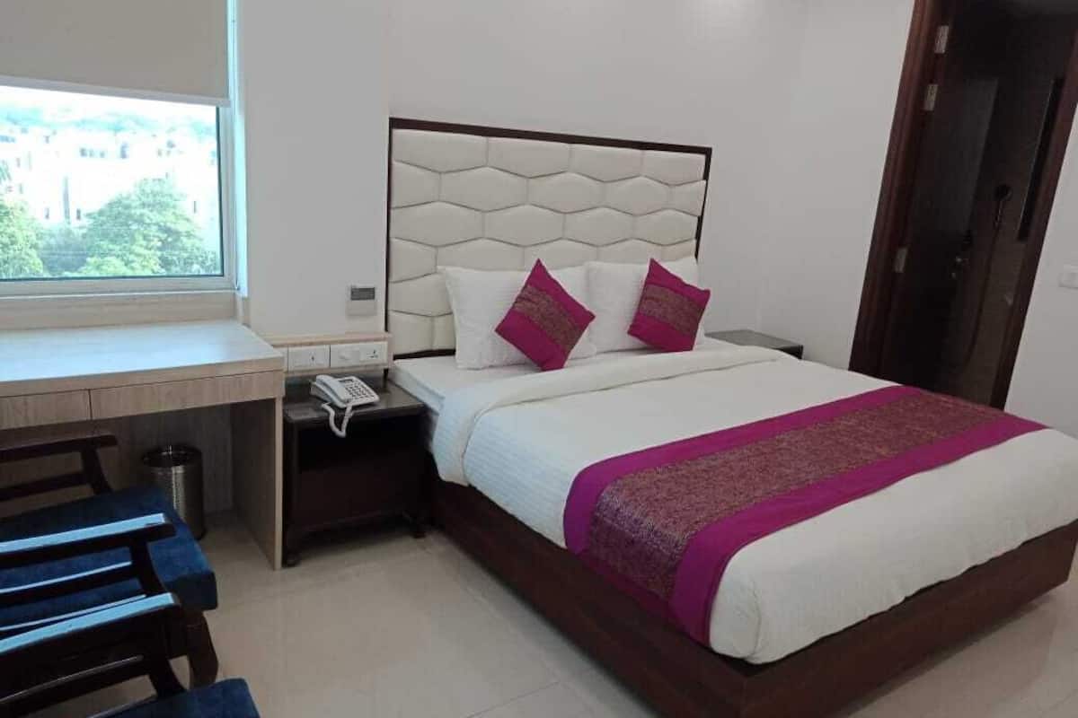 Deluxe Double Room, City View | Premium bedding, memory foam beds, desk, laptop workspace