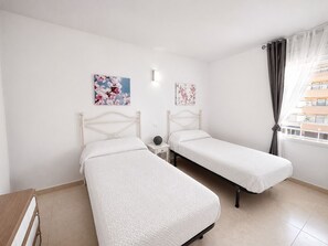 2 slaapkamers, een strijkplank/strijkijzer, gratis wifi, beddengoed