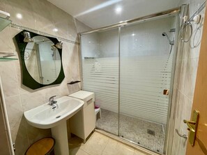 Shower, hair dryer, towels