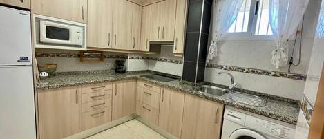 Refrigerador, microondas, horno y cafetera y tetera