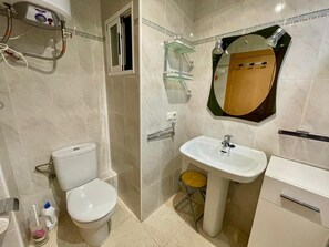 シャワー、ヘアドライヤー、タオル