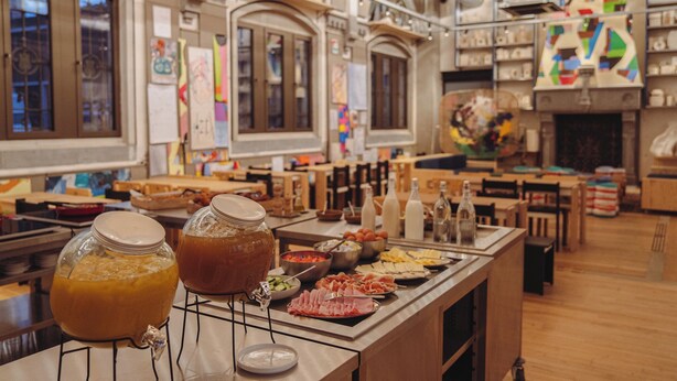 Un montaje tipo bufé con diversos alimentos y bebidas.