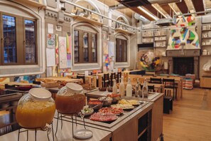 Un montaje tipo bufé con diversos alimentos y bebidas.