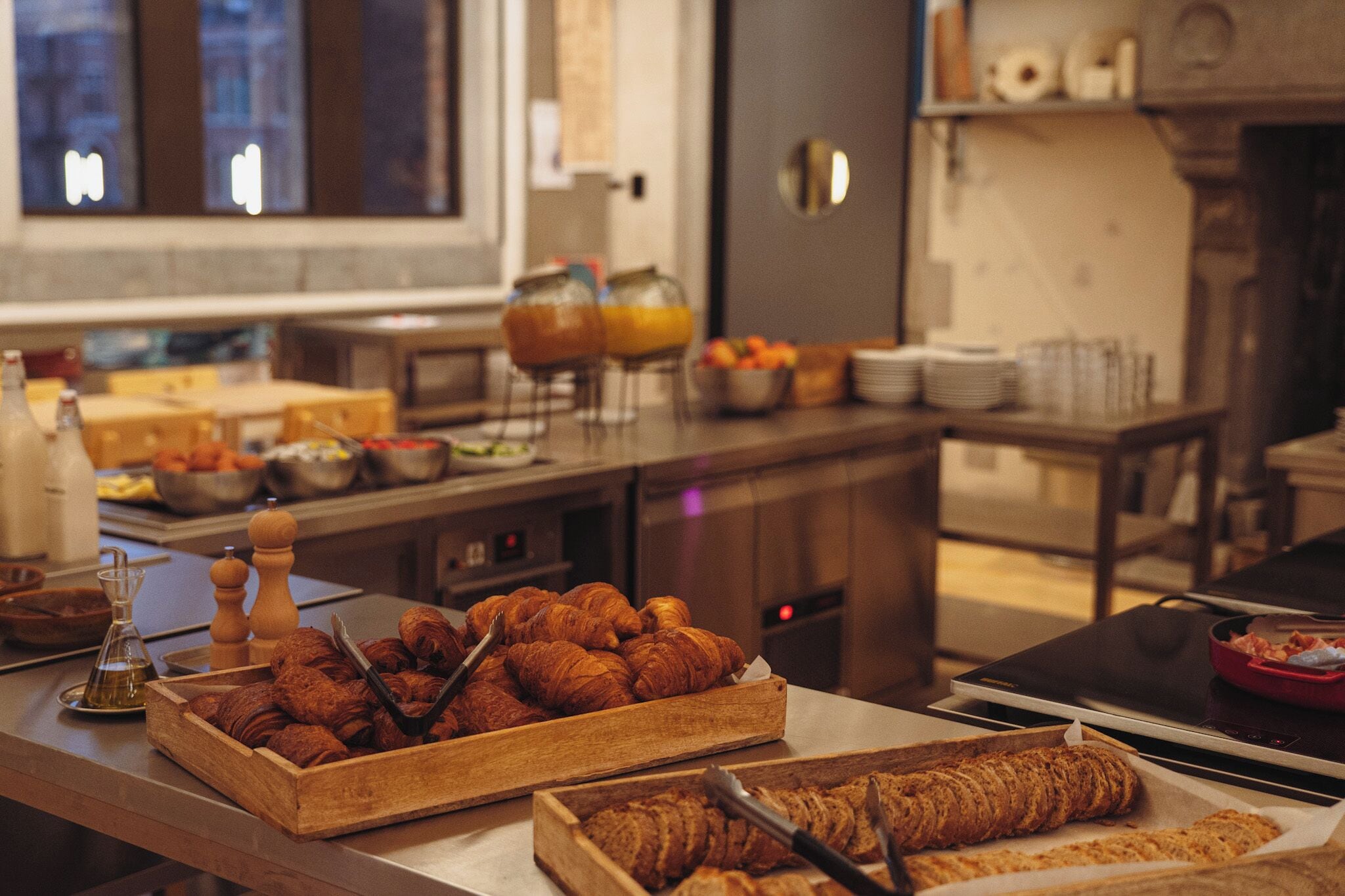 Een ontbijtbuffet met diverse gebakjes en fruit.
