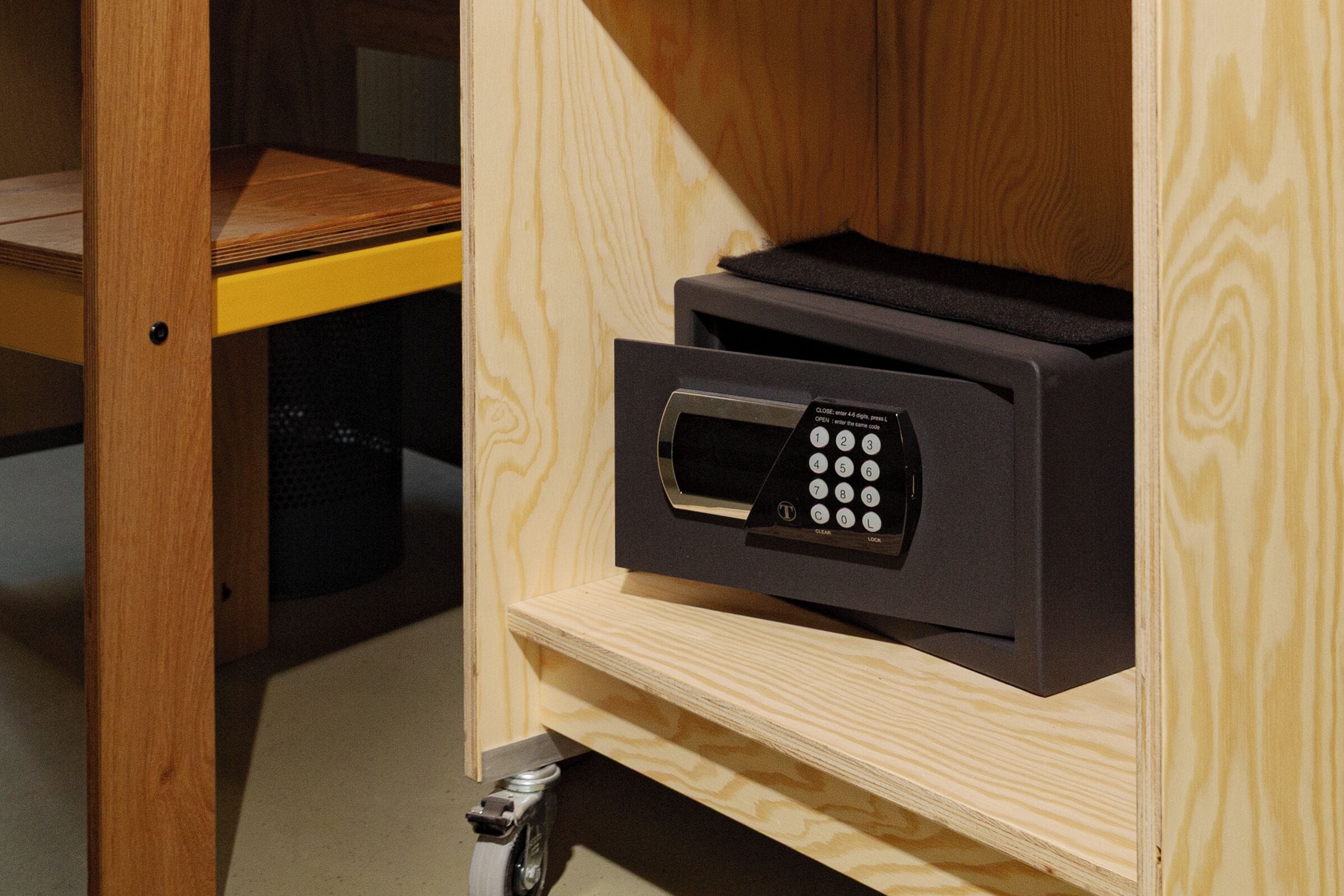 Un meuble en bois doté d’un micro-ondes intégré et d’une petite étagère.