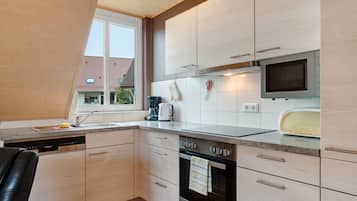 Een koelkast, een microgolfoven, een oven, een kookplaat