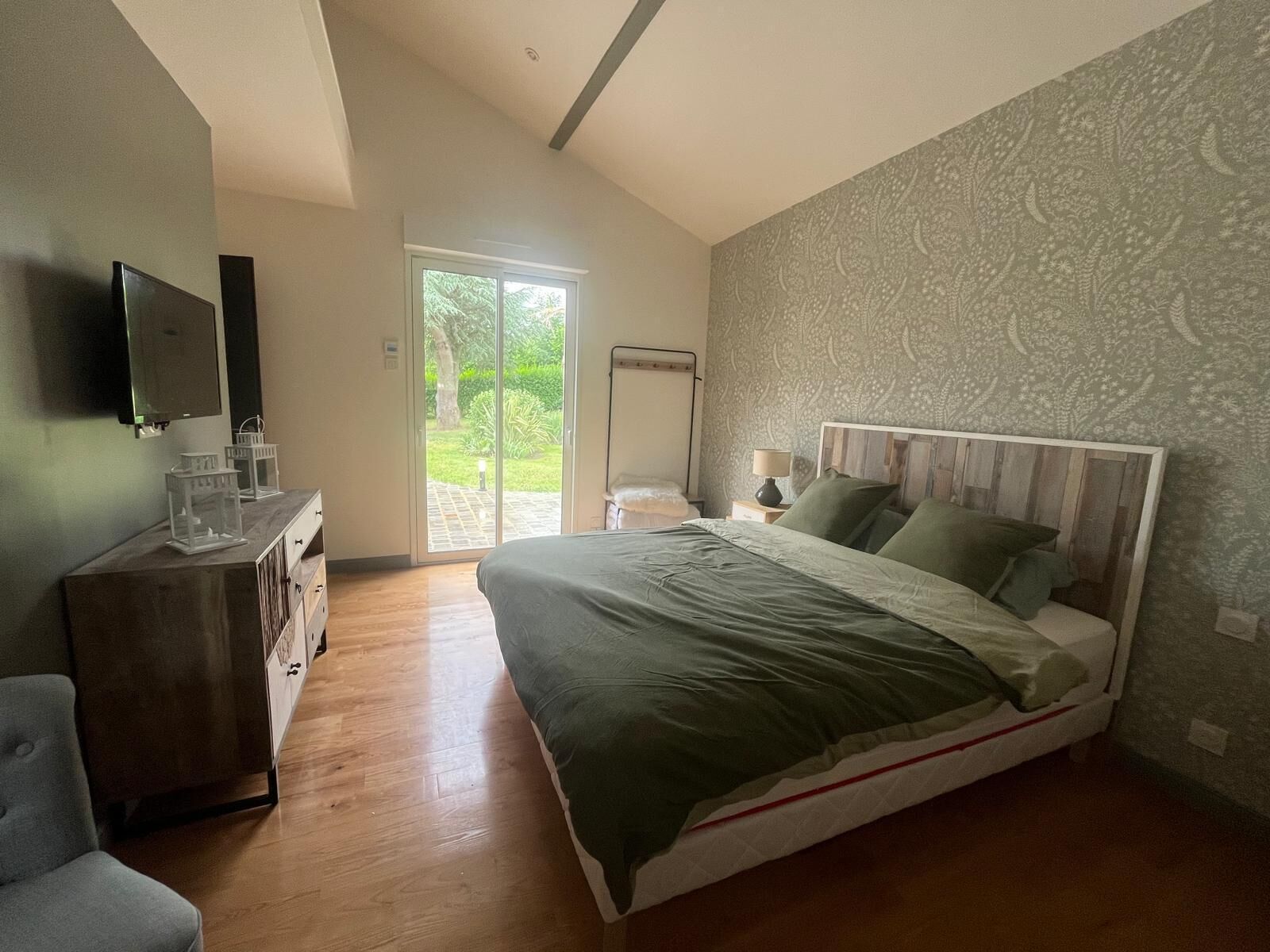 1 slaapkamer, een strijkplank/strijkijzer, gratis wifi, beddengoed