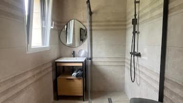 Douche, sèche-cheveux, papier toilette