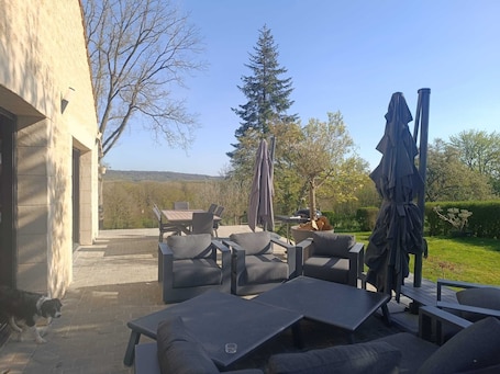 Outdoor dining. Private suite with breakfast - relaxation and nature