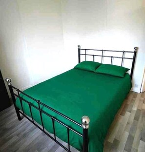 Casa, 3 habitaciones, cocina | Tabla de planchar con plancha y wifi gratis 