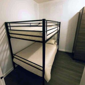 Iron/ironing board, free WiFi - Park Road Retreat (Dudley)