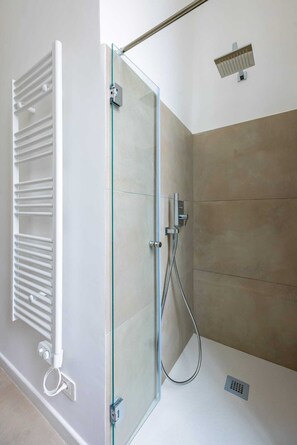 Condo Deluxe, vista a la ciudad | Baño | Amenidades de baño gratuitas, secadora de cabello, toallas, jabón 