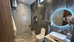 Deluxe Double Room, Balcony, River View | Bilik Mandi