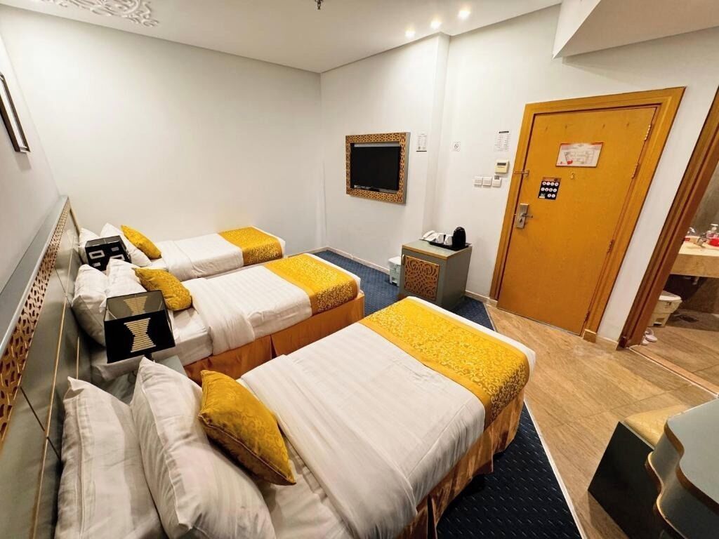 Desk, soundproofing, free WiFi