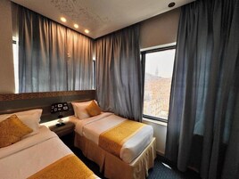 Desk, soundproofing, free WiFi, bed sheets