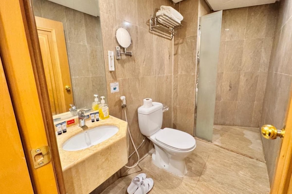 Un baño con lavamanos, inodoro y ducha.