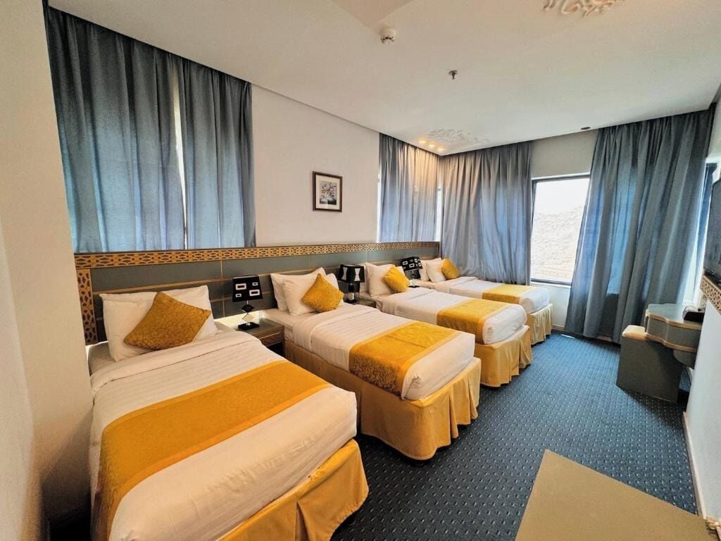 Desk, soundproofing, free WiFi